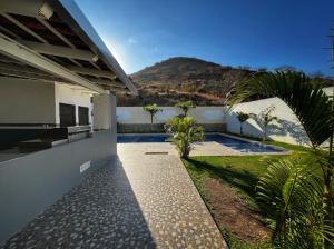 ein Haus mit einem Garten mit einem Swimmingpool in der Unterkunft Finca Cuexco in Cuescomatitlán
