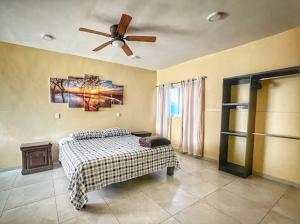ein Schlafzimmer mit Bett und Deckenventilator in der Unterkunft Finca Cuexco in Cuescomatitlán + 58 Fotos