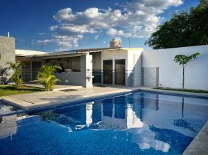 ein Haus mit einem Swimmingpool davor in der Unterkunft Finca Cuexco in Cuescomatitlán