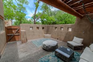 a patio with a fence and a chair and a table at Santuario Grande in Los Ranchos de Albuquerque