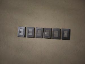 a row of light switches on a wall at Loft moderno y acogedor in Durango