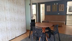 stół i krzesła w pokoju z kanapą w obiekcie Hotel Arlen 4 w mieście Lambari