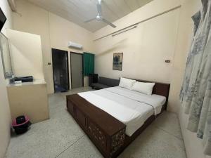 a bedroom with a large bed in a room at room 102 in Wanna Apt in Pattaya