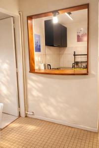 a kitchen with a mirror on the wall at Dpto SAN MARTIN in Azul