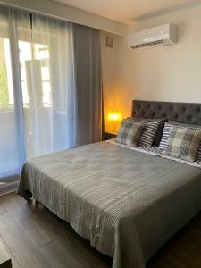 a bedroom with a large bed with a window at Rosario SJ Loft Studio in Rosario