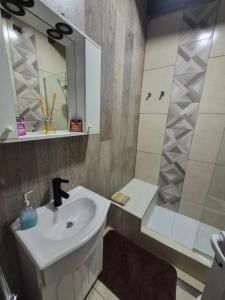 a bathroom with a sink and a shower at Pardo Mza in Godoy Cruz +13 photos