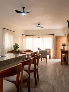 a kitchen and dining room with a table and chairs at Doña Dinde Vacacional in Punta Cana
