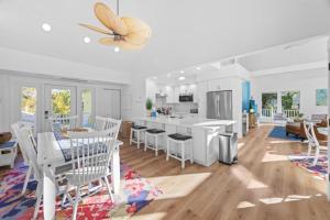 a kitchen and living room with a table and chairs at Amarelo Sol in Captiva