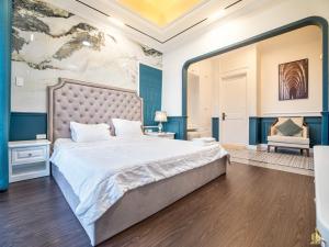 a bedroom with a large bed and a large mirror at Phan Thiết Nova World Malibu 2 Villa in Phan Thiet +12 photos