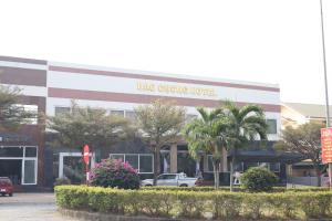 a building with a sign for an egg grove hospital at Bảo Cường Hotel in Hương Hóa