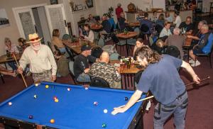 Eine Gruppe von Leuten spielt Billard. in der Unterkunft Wheatsheaf Hotel in Price