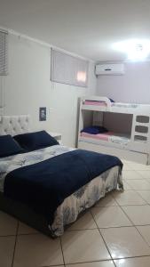 a bedroom with two bunk beds in a room at Divino Lugar in Olímpia +19 photos