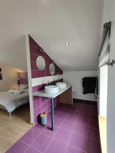 a bathroom with two sinks and a bed at Gîte d'olympe in Graffigny-Chemin