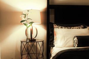 Cama ou camas em um quarto em La Isabela Suites
