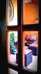 Uma área de estar em La Isabela Suites