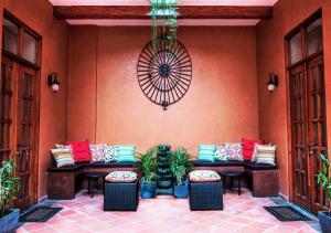 Uma área de estar em La Isabela Suites