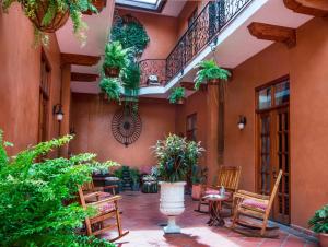 un patio esterno con sedie, tavoli e piante di La Isabela Suites a Città di Panama