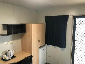 eine kleine Küche mit einem kleinen Kühlschrank und einem Fenster in der Unterkunft Wheatsheaf Hotel in Price