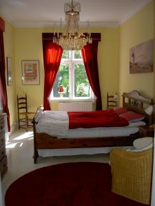 sypialnia z 2 łóżkami i oknem w obiekcie Södra Lund B&B w mieście Vreta Kloster