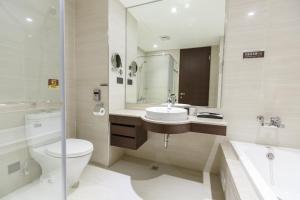 Koupelna v ubytování Royal Gold Hotel