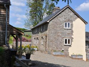 an old stone building in a garden at Rockhill Farmhouse in Craven Arms