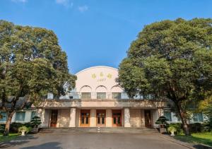 an old building with trees in front of it at 四川成都金牛宾馆 Sichuan State Guest Hotel in Chengdu