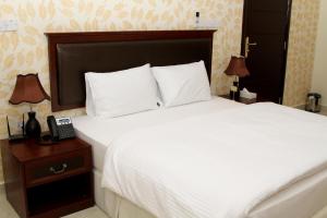Postel nebo postele na pokoji v ubytování Dar Al Khaleej Hotel Apartments