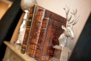 a statue of a deer next to a group of books at Guesthouse Vakantie Logies Hollywood in Bruges
