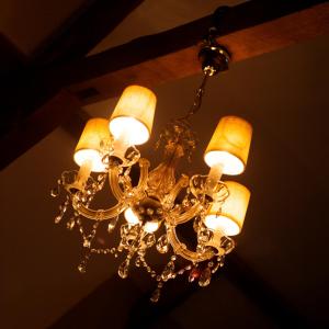 a lamp that is lit up in a room at Guesthouse Vakantie Logies Hollywood in Bruges