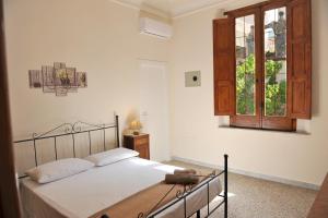 a bedroom with a bed and a window at B&B Rosy in Paola