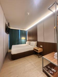 a hotel room with a bed and a table at HOTEL PANTES SIMPANG LIMA SEMARANG in Semarang