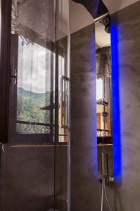 y baño con ducha acristalada y ventana. en Albergo La Pace, en Pradleve