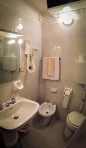 Koupelna v ubytování Albergo La Pace + 17 fotografií