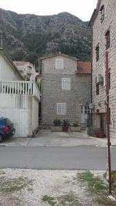een huis met een auto ervoor geparkeerd bij Apartment Radovic in Kotor