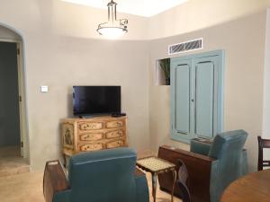 TV a/nebo společenská místnost v ubytování Sally Port Suites