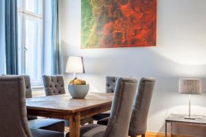 comedor con mesa de madera y sillas en GreatStay Apartment - Paul Robeson Str. en Berlín