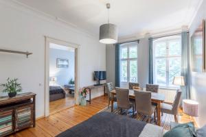 GreatStay Apartment - Paul Robeson Str. في برلين: غرفة معيشة مع طاولة وكراسي