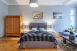 1 dormitorio con cama y pared azul en GreatStay Apartment - Paul Robeson Str., en Berlín