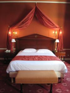 Hôtel Les Maréchaux tesisinde bir odada yatak veya yataklar