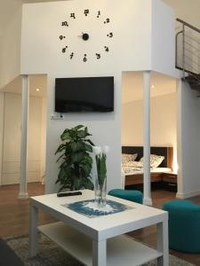 ブダペストにあるZichy 34 Apartmentのリビングルーム(白いテーブル、時計付)