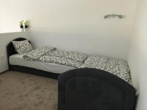 ブダペストにあるZichy 34 Apartmentのベッドルーム1室(ベッド1台、白黒の掛け布団付)