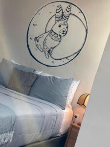 Ein Schlafzimmer mit einem Bett und einem Kaninchen an der Wand in der Unterkunft Teoti Querido in San Juan Teotihuacán