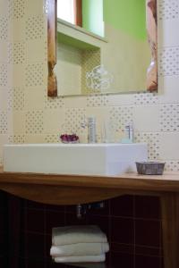 een badkamer met een wastafel en een spiegel bij Alla Bigattiera in Osimo