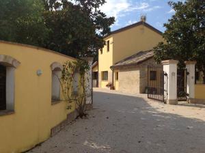 een lege straat voor een gebouw bij Alla Bigattiera in Osimo