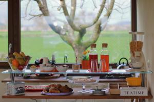 een aanrecht met een tafel met eten en een raam bij Alla Bigattiera in Osimo +12 foto's