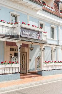 un edificio con un cartel en la parte delantera en Hotel Markgraf, en Lehnin