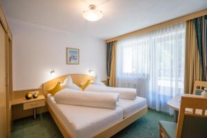um quarto de hotel com duas camas e uma janela em Apart Reinstadler em Sölden