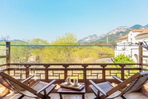 a balcony with chairs and a table and a view at 응정헌 in Seoul