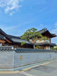 a building with a tree behind a fence at 응정헌 in Seoul