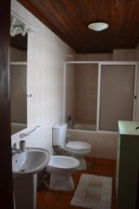 Porto MartinsにあるTINA 3B - Alojamento Local - RRAL 760のバスルーム(トイレ2つ、シンク付)
